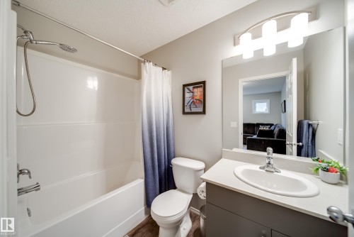 9040 Cooper Link, Edmonton, AB - Indoor Photo Showing Bathroom