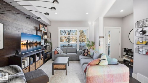 11333 76 Avenue, Edmonton, AB - Indoor Photo Showing Living Room