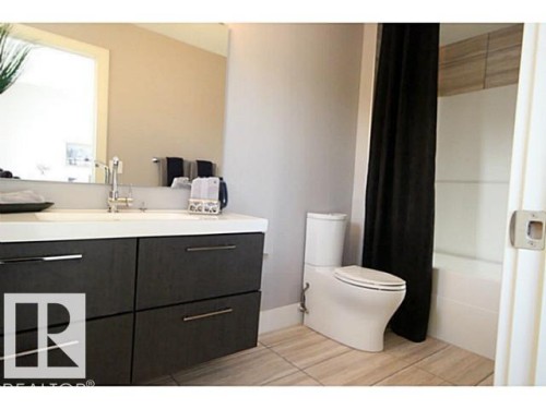 11331 76 Avenue, Edmonton, AB - Indoor Photo Showing Bathroom