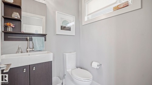 11331 76 Avenue, Edmonton, AB - Indoor Photo Showing Bathroom