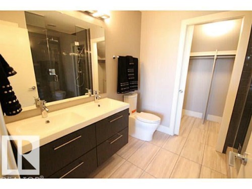 11333 76 Avenue, Edmonton, AB - Indoor Photo Showing Bathroom