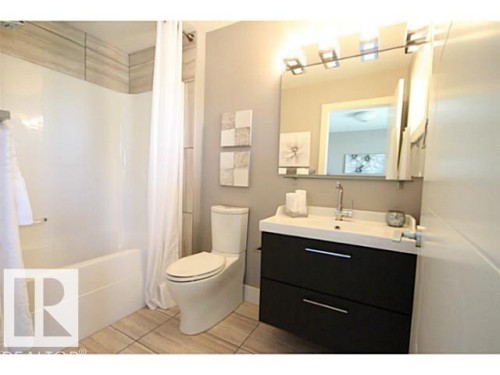11333 76 Avenue, Edmonton, AB - Indoor Photo Showing Bathroom