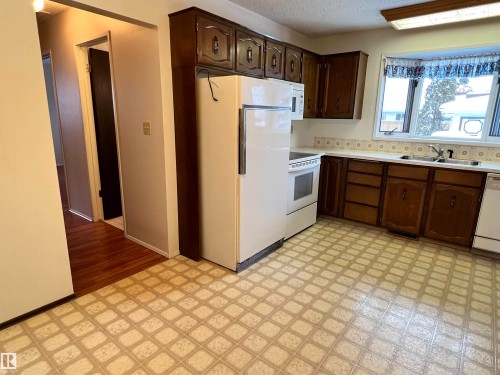 Morinville, AB - Indoor Photo Showing Kitchen With Double Sink