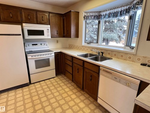 Morinville, AB - Indoor Photo Showing Kitchen With Double Sink