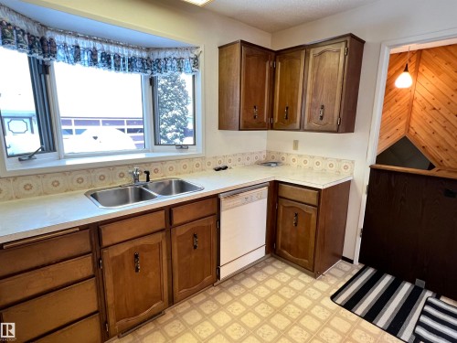 Morinville, AB - Indoor Photo Showing Kitchen With Double Sink
