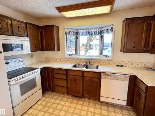 Morinville, AB - Indoor Photo Showing Kitchen With Double Sink
