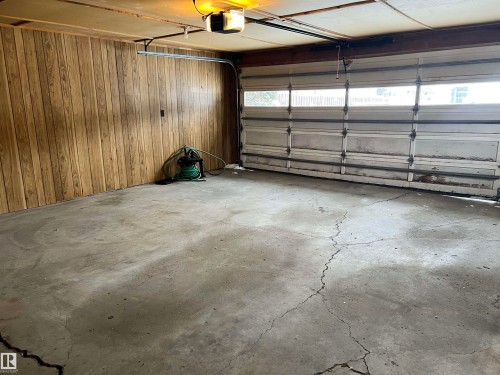 Morinville, AB - Indoor Photo Showing Garage