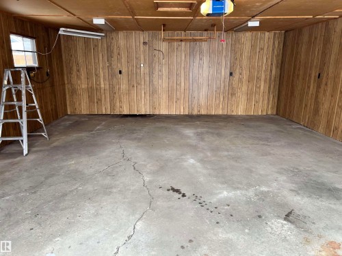 Morinville, AB - Indoor Photo Showing Garage