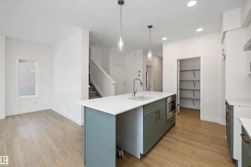 17553 62A Street, Edmonton, AB - Indoor Photo Showing Kitchen With Upgraded Kitchen