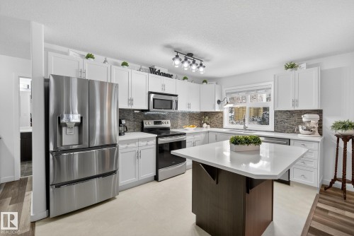 134 11505 Ellerslie Road, Edmonton, AB - Indoor Photo Showing Kitchen With Upgraded Kitchen