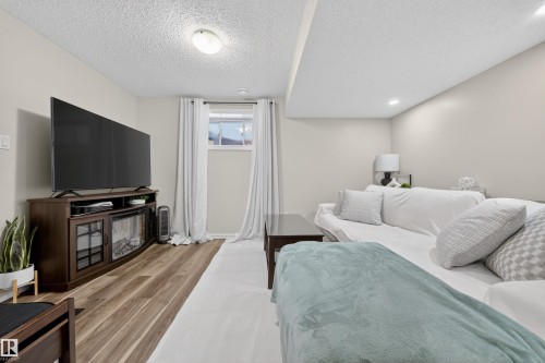4216 Alexander Bay, Edmonton, AB - Indoor