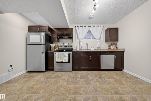 4216 Alexander Bay, Edmonton, AB - Indoor Photo Showing Kitchen