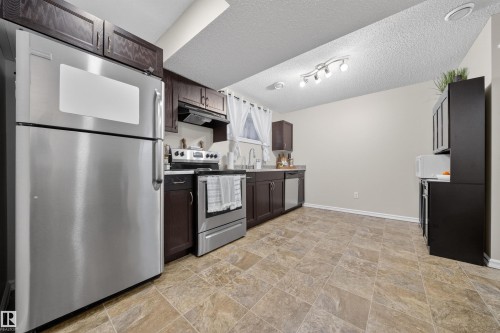 4216 Alexander Bay, Edmonton, AB - Indoor Photo Showing Kitchen