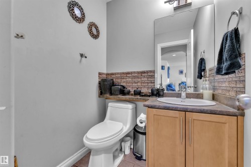 7939 2 Avenue, Edmonton, AB - Indoor Photo Showing Bathroom