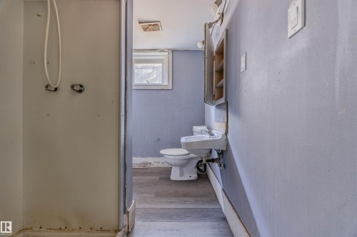11715 139 Street, Edmonton, AB - Indoor Photo Showing Bathroom