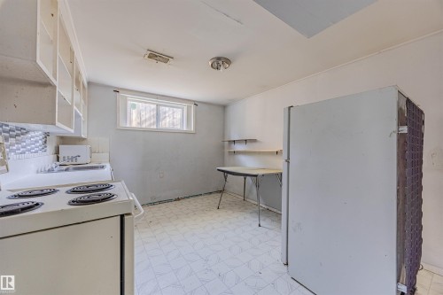 11715 139 Street, Edmonton, AB - Indoor Photo Showing Kitchen