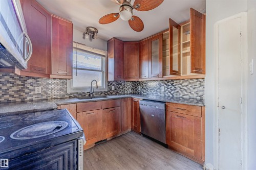 11715 139 Street, Edmonton, AB - Indoor Photo Showing Kitchen