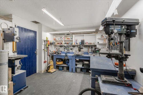 1002 9923 103 Street, Edmonton, AB - Indoor Photo Showing Garage