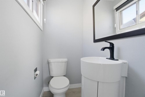 5208 90 Avenue, Edmonton, AB - Indoor Photo Showing Bathroom