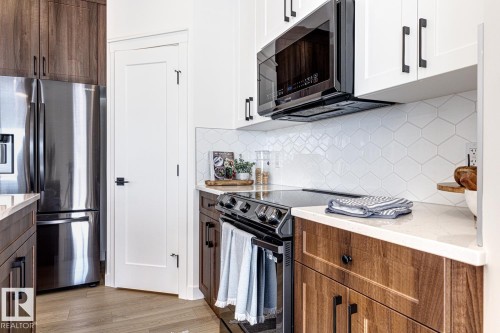 301 Juniper Cove, Leduc, AB - Indoor Photo Showing Kitchen With Upgraded Kitchen