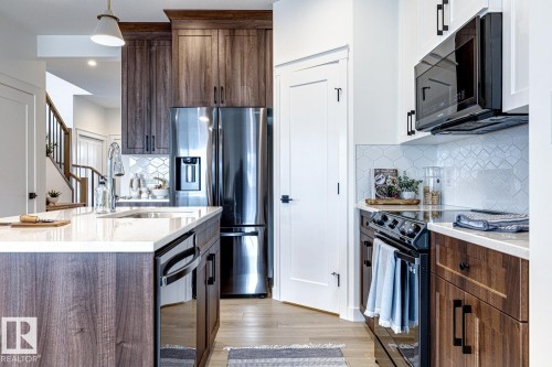 301 Juniper Cove, Leduc, AB - Indoor Photo Showing Kitchen With Upgraded Kitchen