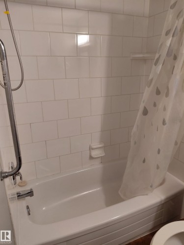 7721 37 Avenue, Edmonton, AB - Indoor Photo Showing Bathroom