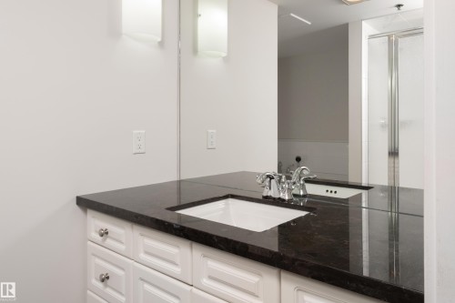1402 10731 Saskatchewan Drive, Edmonton, AB - Indoor Photo Showing Bathroom