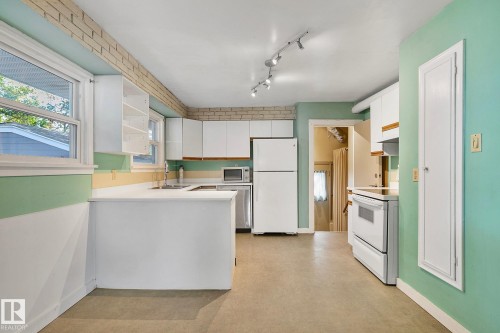 13915 102 Avenue, Edmonton, AB - Indoor Photo Showing Kitchen
