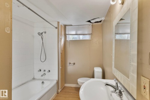 13915 102 Avenue, Edmonton, AB - Indoor Photo Showing Bathroom