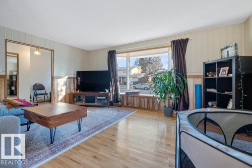 5004 144 Street, Edmonton, AB - Indoor Photo Showing Living Room