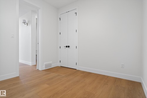 Empty room featuring light wood-style flooring and baseboards - 19 Rosa Crescent, St. Albert, AB - Indoor Photo Showing Other Room
