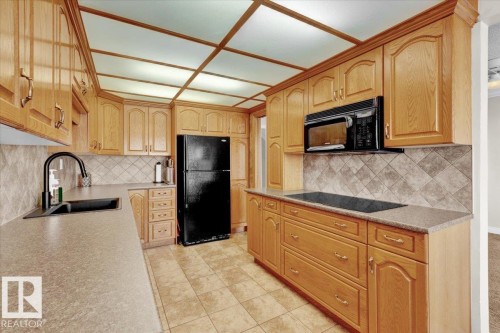 48 Amberly Court, Edmonton, AB - Indoor Photo Showing Kitchen