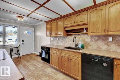 48 Amberly Court, Edmonton, AB - Indoor Photo Showing Kitchen