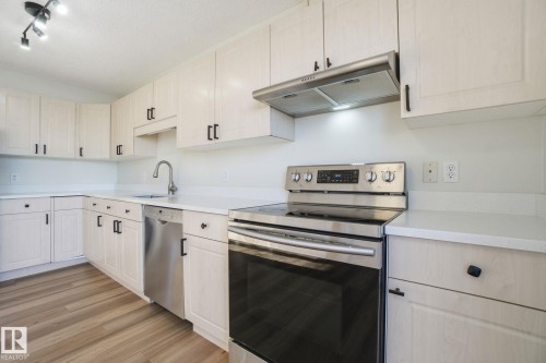 3014 31 Avenue, Edmonton, AB - Indoor Photo Showing Kitchen