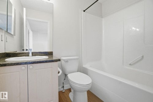 3014 31 Avenue, Edmonton, AB - Indoor Photo Showing Bathroom