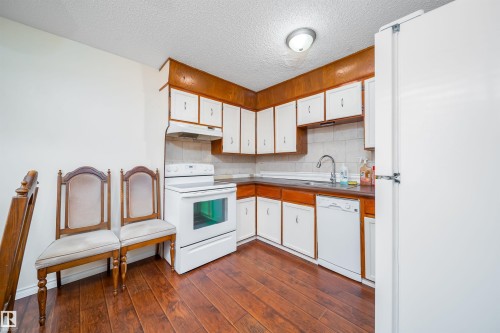 18246 91 Avenue, Edmonton, AB - Indoor Photo Showing Kitchen
