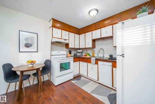 18246 91 Avenue, Edmonton, AB - Indoor Photo Showing Kitchen