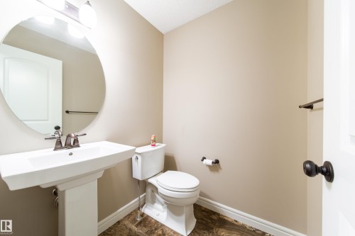 162 Desrochers Gate, Edmonton, AB - Indoor Photo Showing Bathroom
