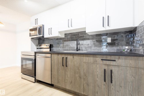 30 Amberly Court, Edmonton, AB - Indoor Photo Showing Kitchen