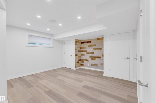 Edmonton, AB - Indoor Photo Showing Other Room