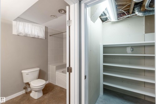 7516 136 Avenue, Edmonton, AB - Indoor Photo Showing Bathroom