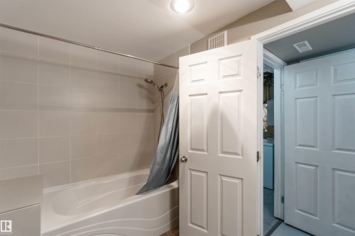 7516 136 Avenue, Edmonton, AB - Indoor Photo Showing Bathroom