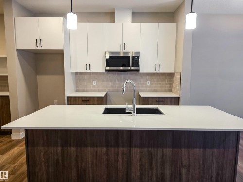 137 Hilton Cove, Spruce Grove, AB - Indoor Photo Showing Kitchen With Upgraded Kitchen