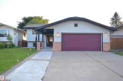 1036 38 Street  Edmonton, AB T6L 2K9
