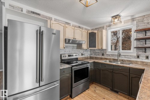 117 5 Aberdeen Way, Stony Plain, AB - Indoor Photo Showing Kitchen With Double Sink