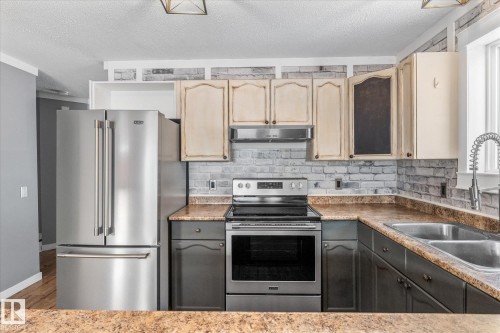 117 5 Aberdeen Way, Stony Plain, AB - Indoor Photo Showing Kitchen With Double Sink