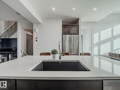 2805 Anton Wynd, Edmonton, AB - Indoor Photo Showing Kitchen
