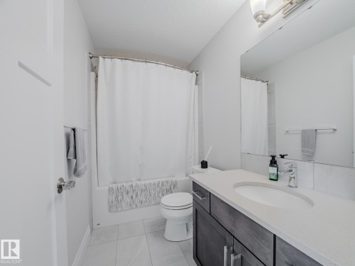 2805 Anton Wynd, Edmonton, AB - Indoor Photo Showing Bathroom