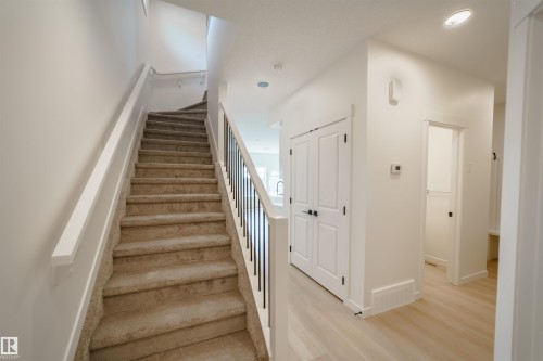 1303 Podersky Wynd, Edmonton, AB - Indoor Photo Showing Other Room