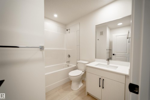 1303 Podersky Wynd, Edmonton, AB - Indoor Photo Showing Bathroom